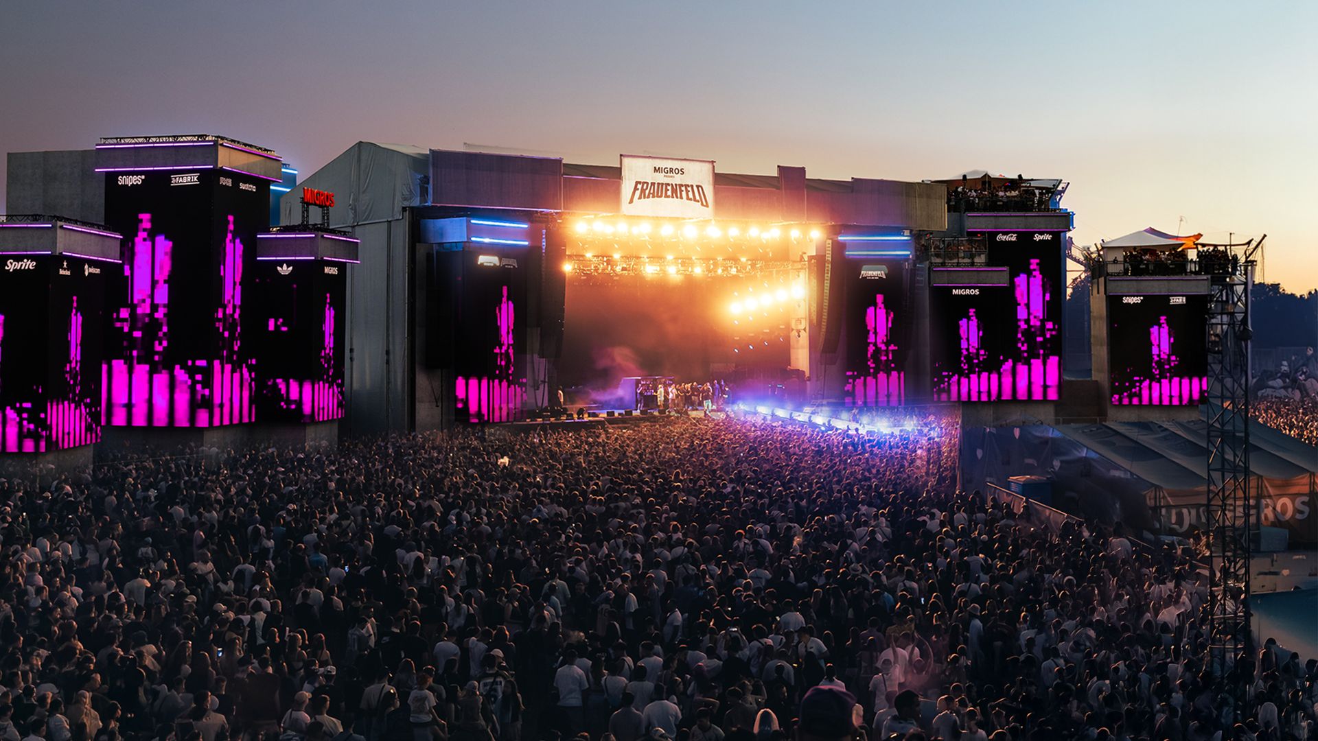 Menschenmenge vor der Bühne am Openair Frauenfeld bei einem Live-Konzert mit Lichtshow.