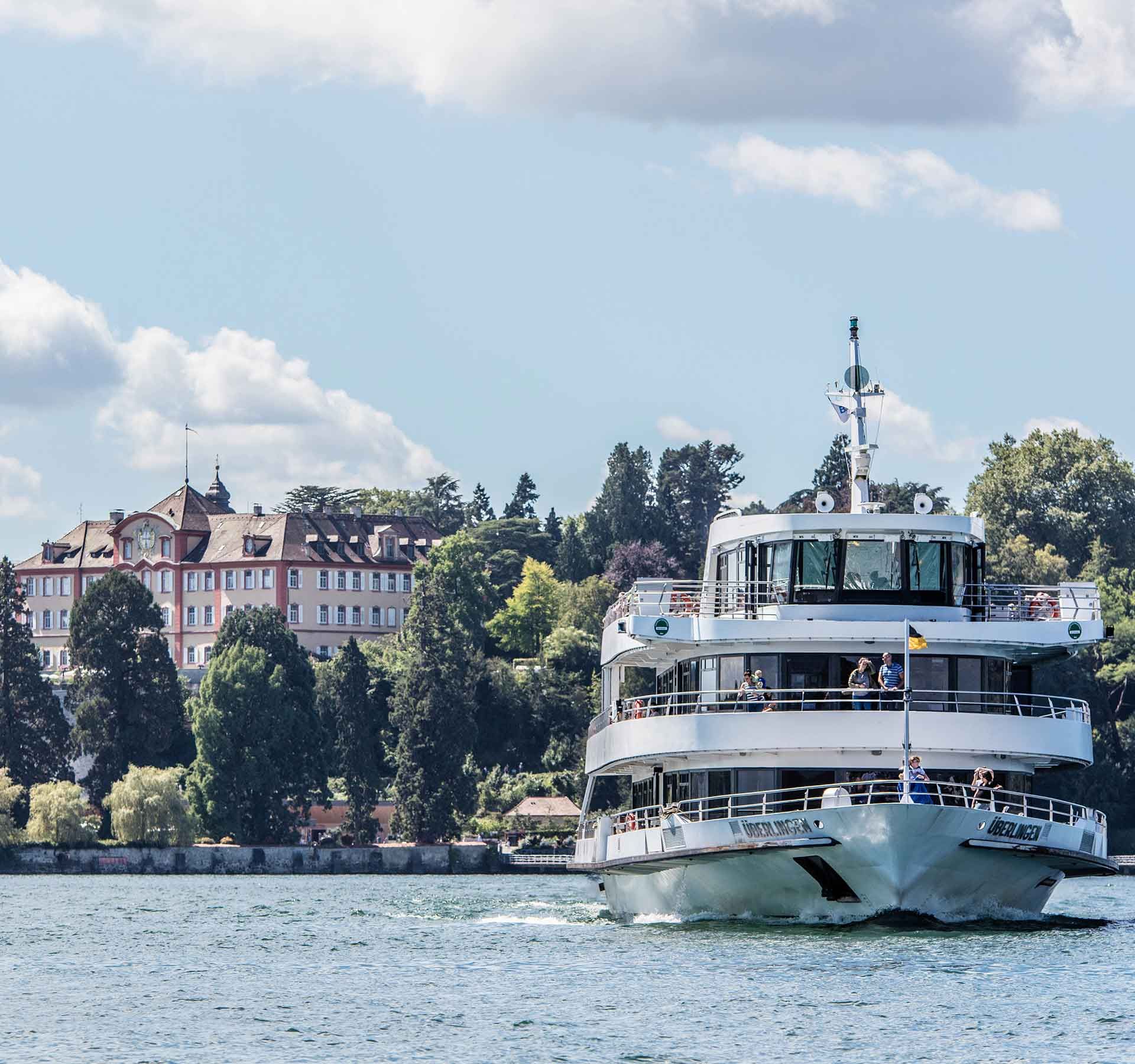 Un bateau transportant des passagers s'éloigne du rivage.