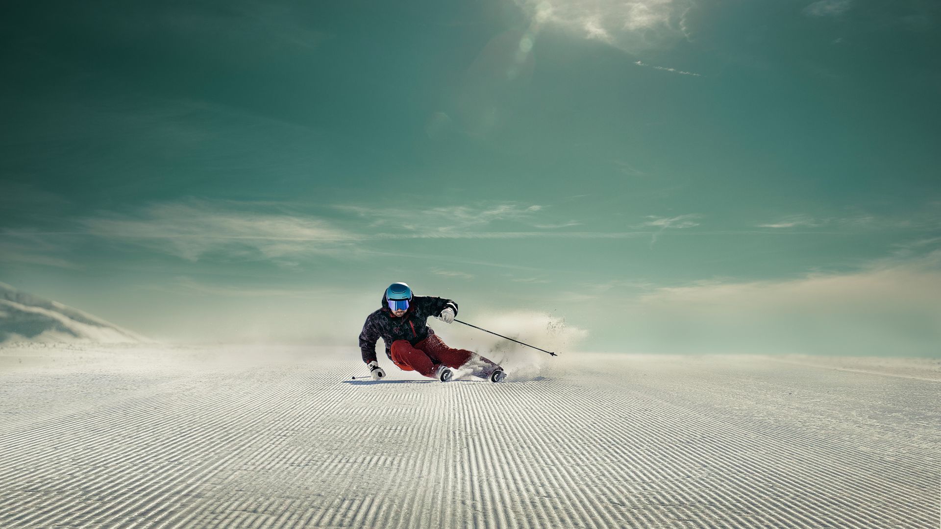 Uno sciatore sta sciando su una pista perfettamente preparata.