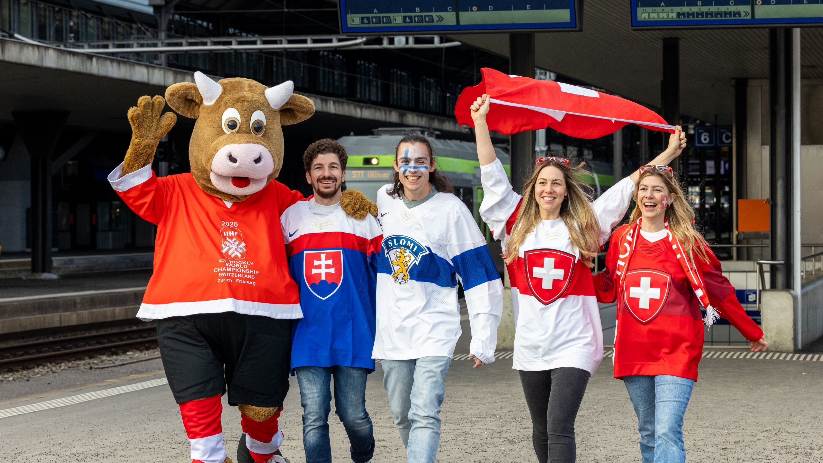 Jubelnde Fans stehen voller Vorfreude vor dem Eishockey-Match und feuern ihre Mannschaft lautstark an.