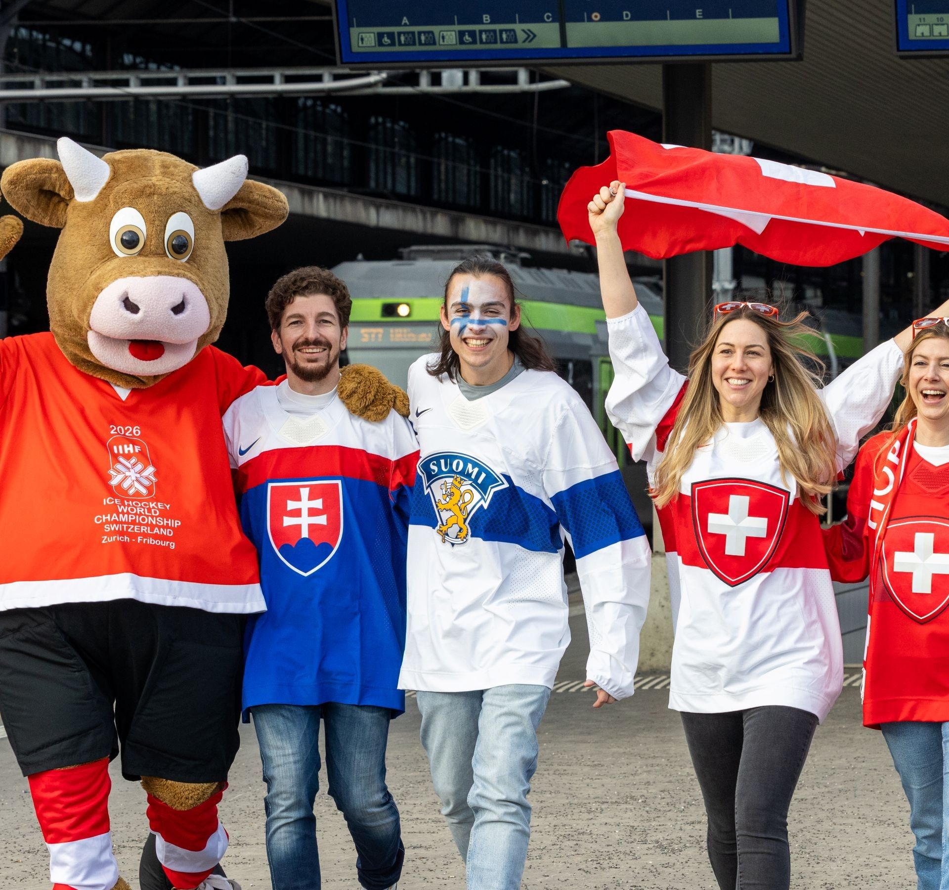 Des supporters en liesse se tiennent avec enthousiasme avant le match de hockey sur glace et encouragent bruyamment leur équipe.