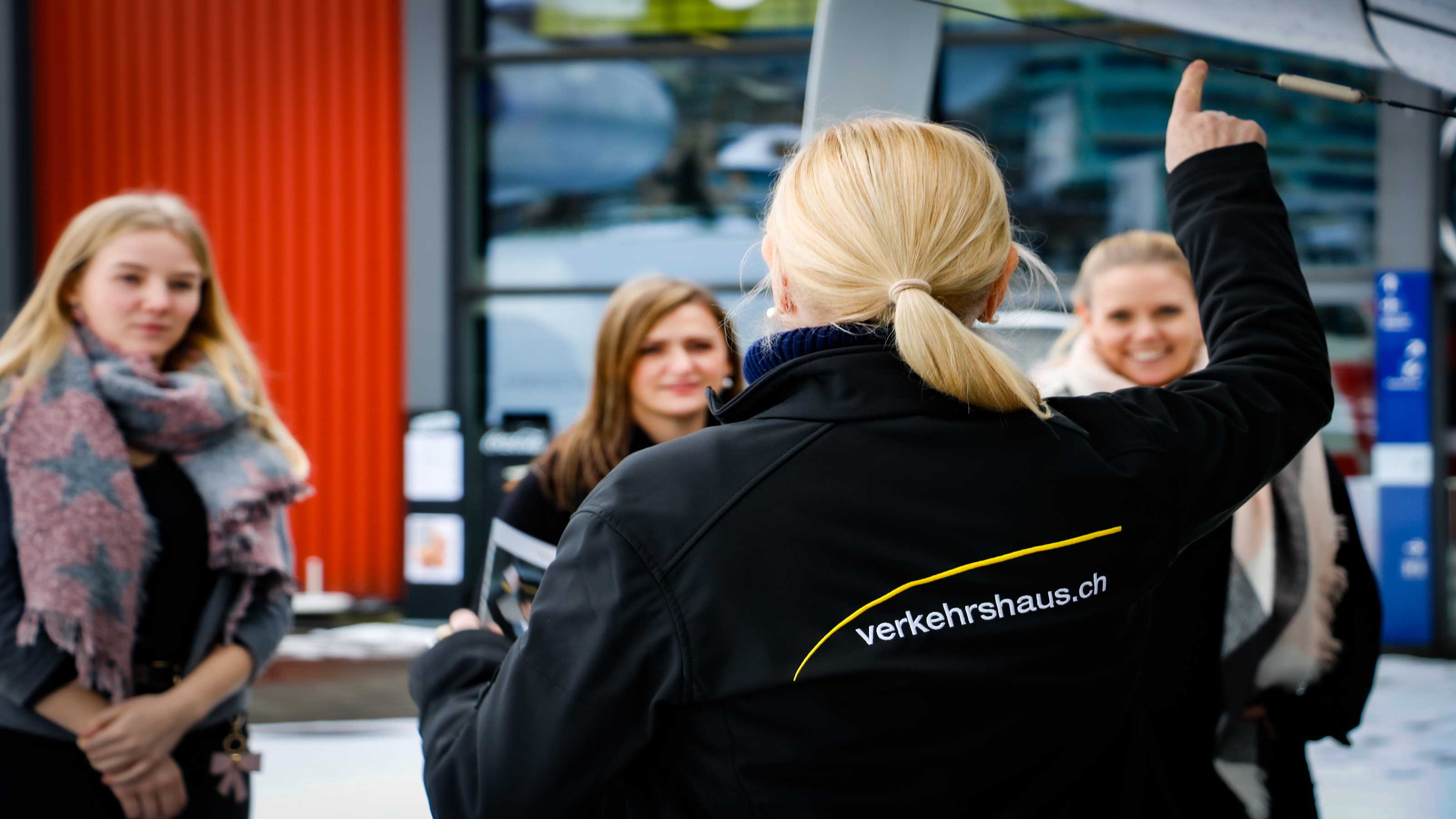 Un groupe de personnes suit attentivement les explications du guide.