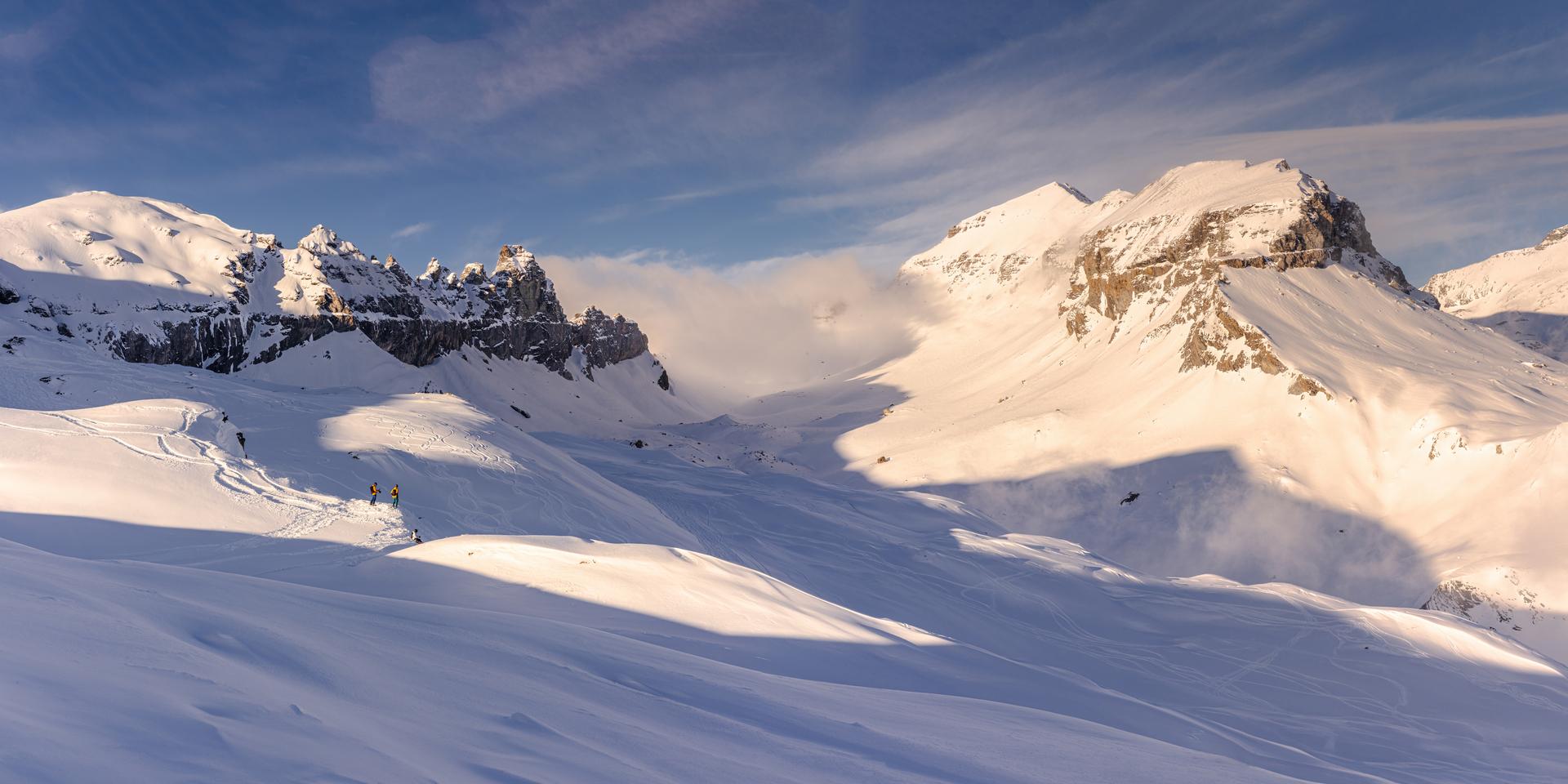 Le pittoresque site de Sardona, inscrit au patrimoine mondial de l'UNESCO, avec ses montagnes rocheuses et son ruisseau de montagne aux eaux claires.