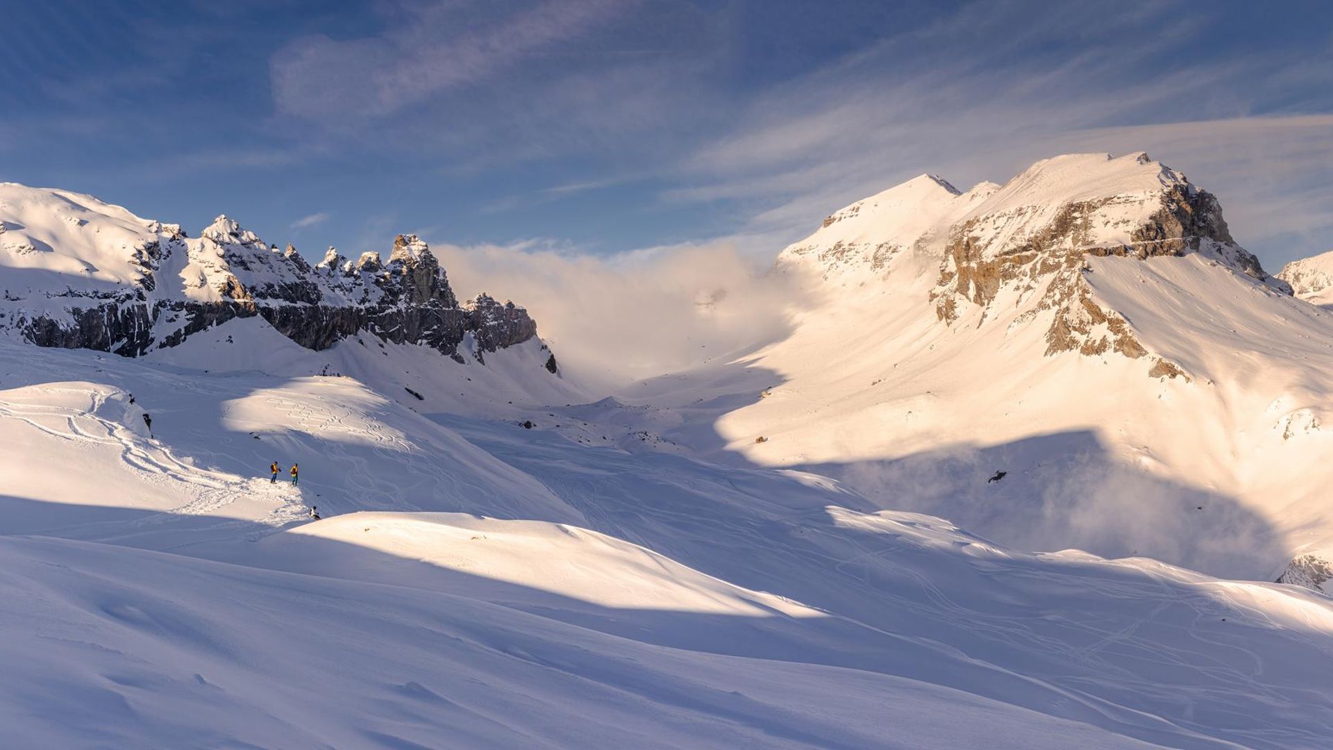 Das malerische UNESCO-Welterbe Sardona mit felsigen Bergen und einem klaren Gebirgsbach.
