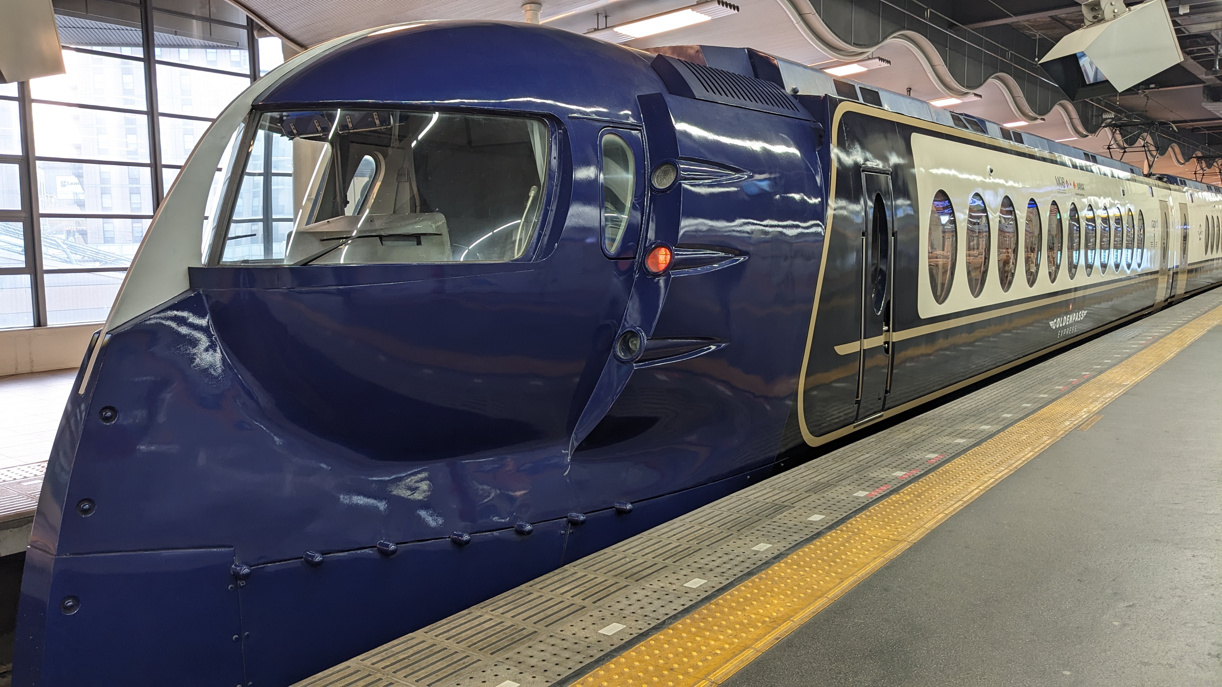 Der GoldenPass Express auf den Geleisen der Weltausstellung 2025 in Osaka