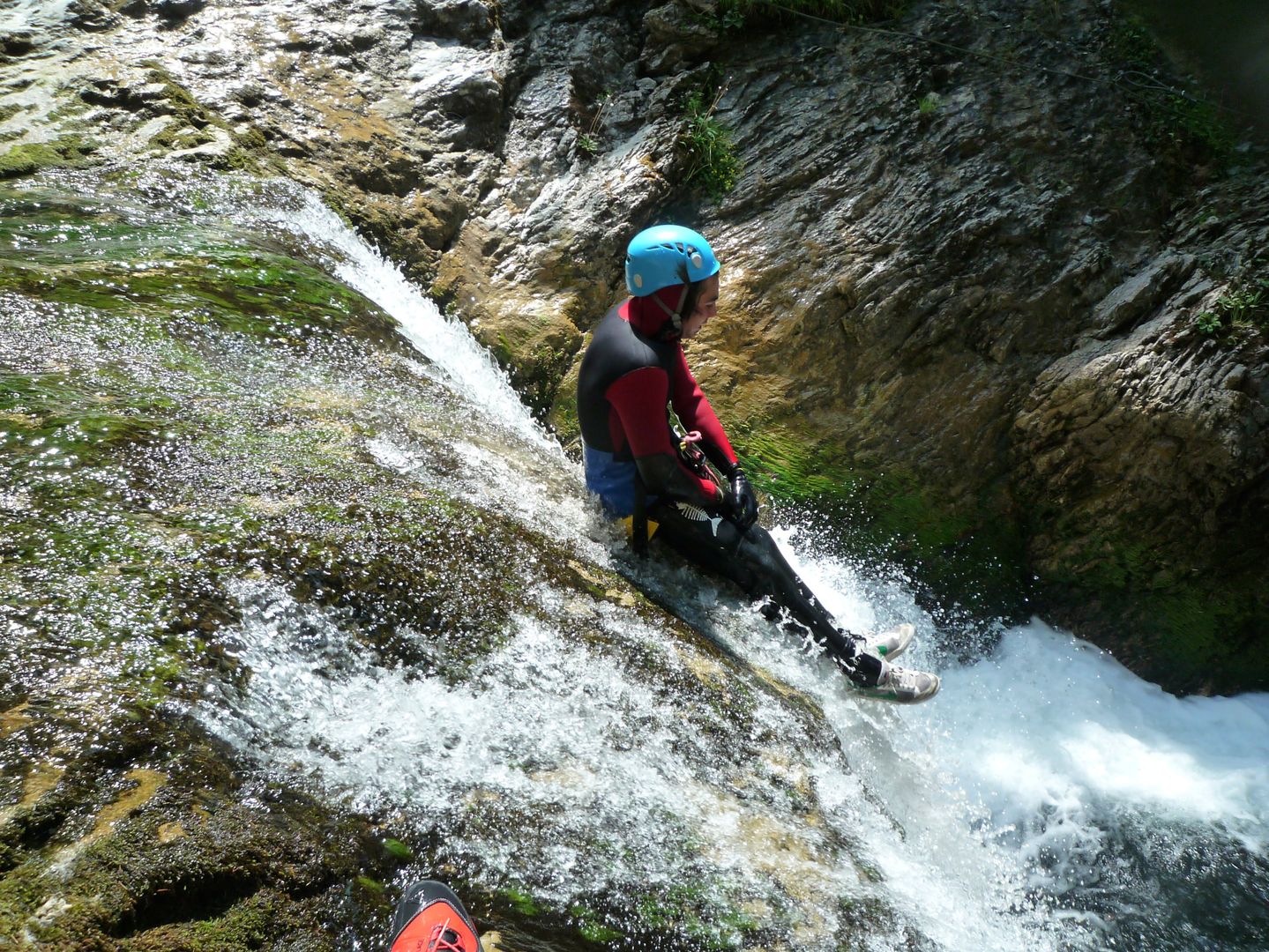 Canyoning dans les Alpes vaudoises, dans la région du Pays-d'Enhaut. Saut lors d'une expérience canyoning.