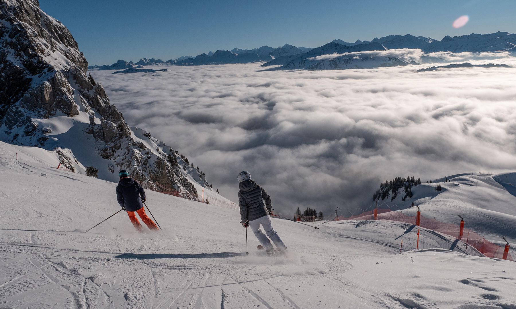 Skiing on La Videmanette above the sea of fog - Rougemont - Winter