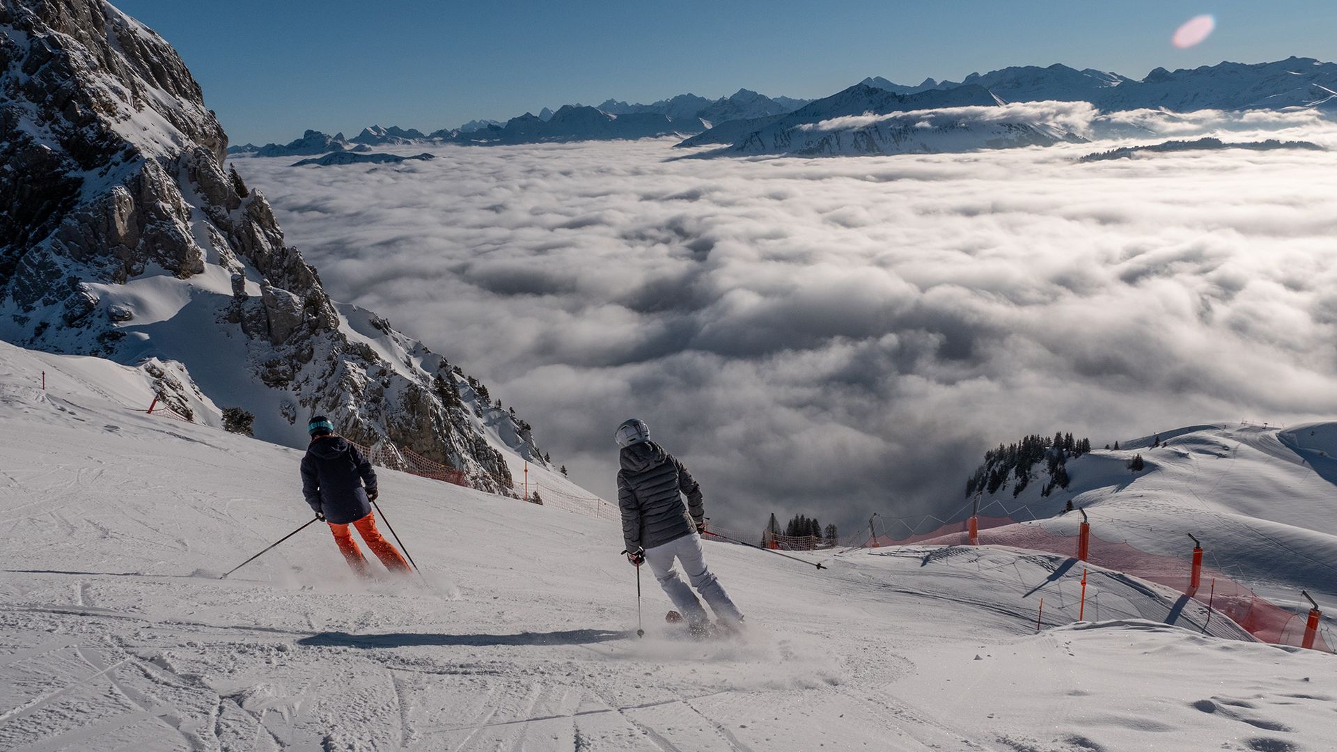 Skiing on La Videmanette above the sea of fog - Rougemont - Winter