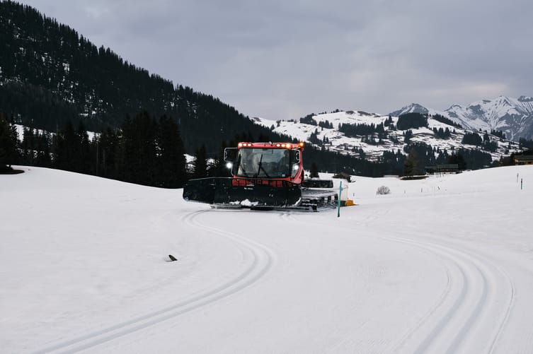 Front snow groomer - cross-country ski track - turns