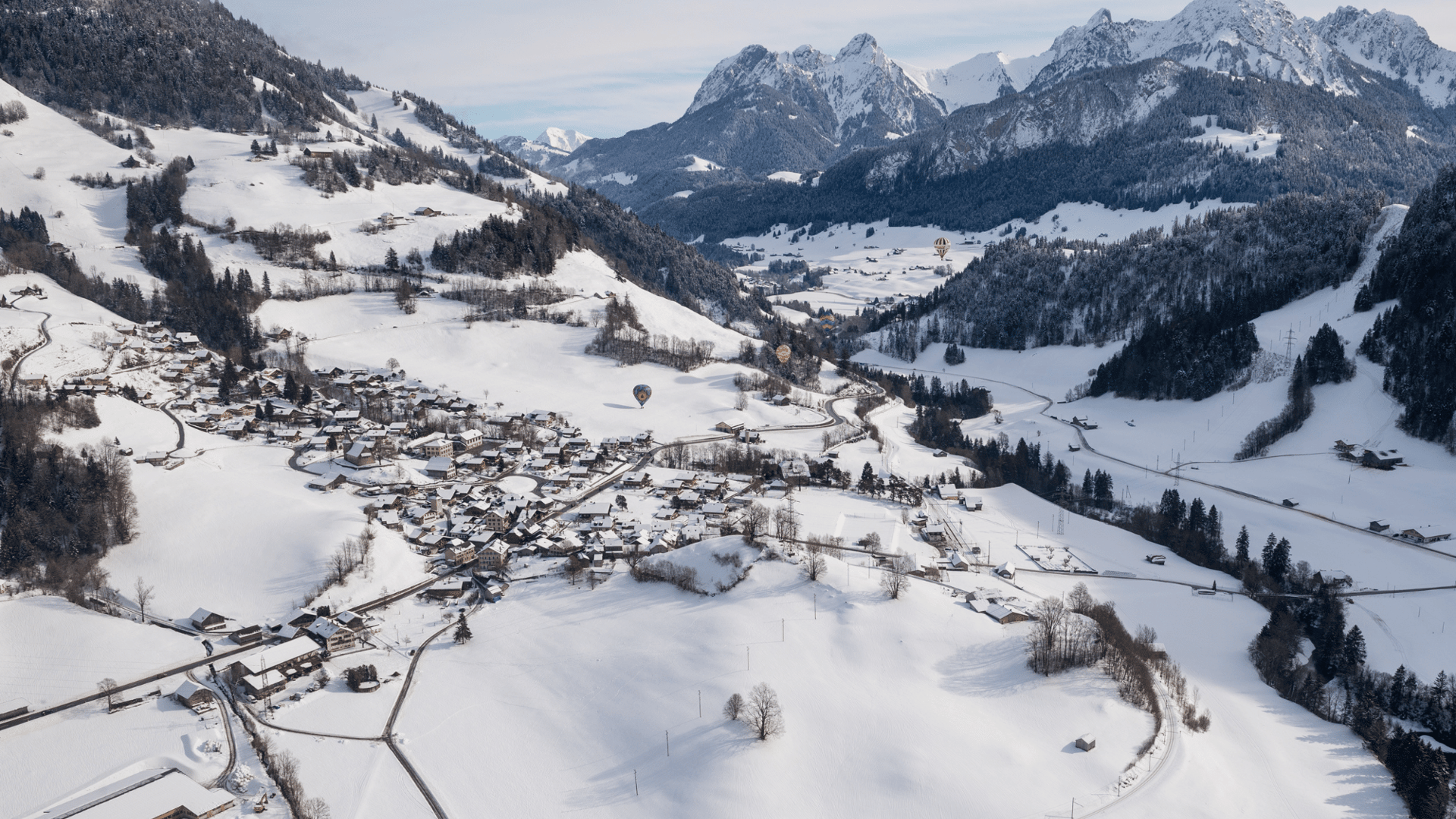 HERO - Le village de Rossiniére recouvert de neige un jour d'hiver vu d'en haut - Hiver