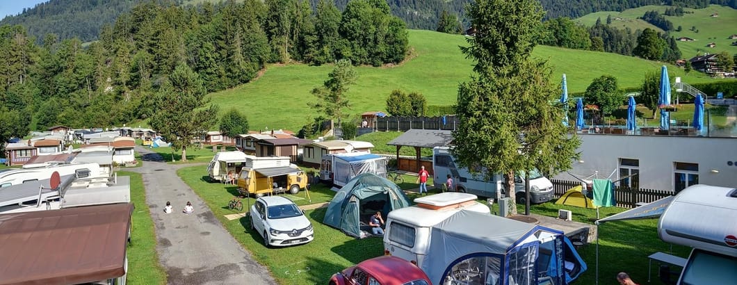 Vue sur le camping du berceau avec emplacements tentes - Eté - CHAX - Camping Le Berceau