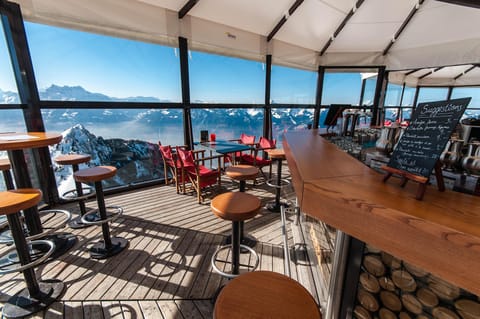 Bar 2048 terrasse couverte du restaurant tournant Le Kuklos