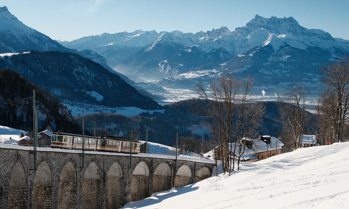 Zug Aigle - Leysin auf Viadukt - Winter