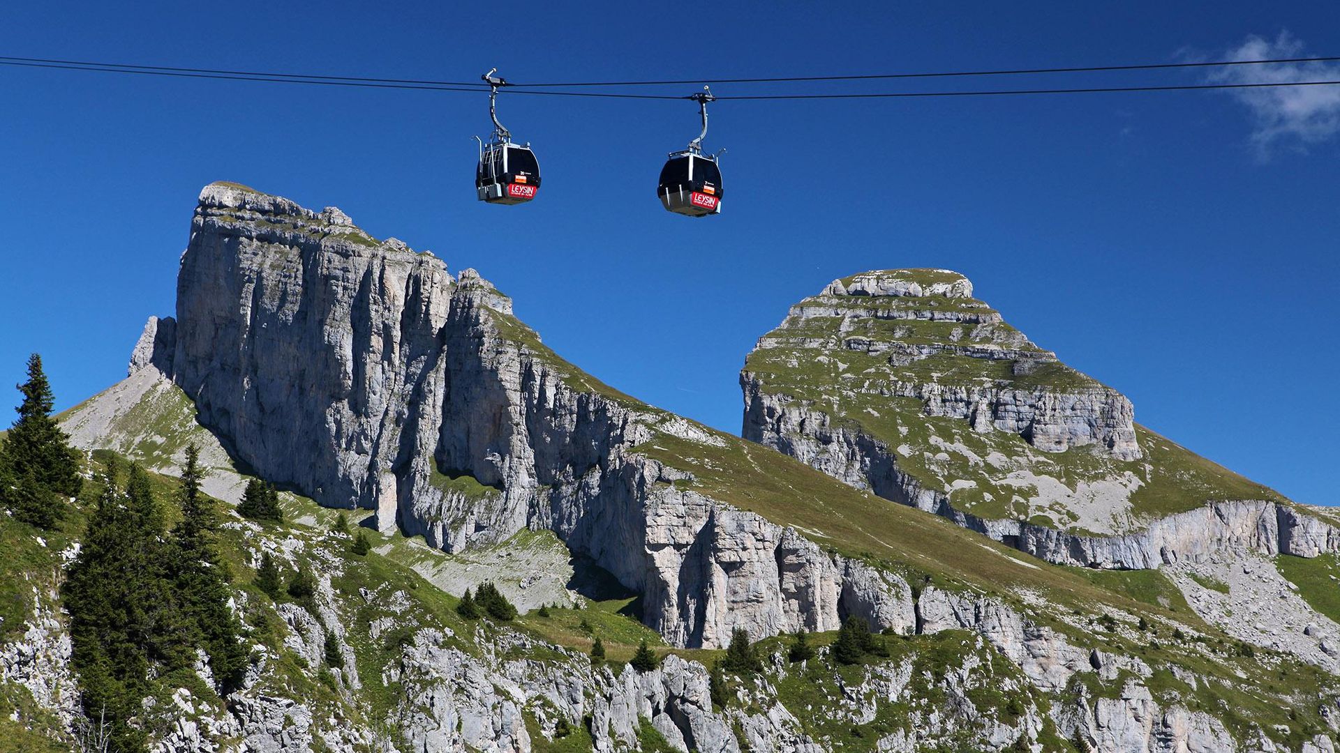 Gondola lift with Tours d'Aï and Mayen - summer - Leysin