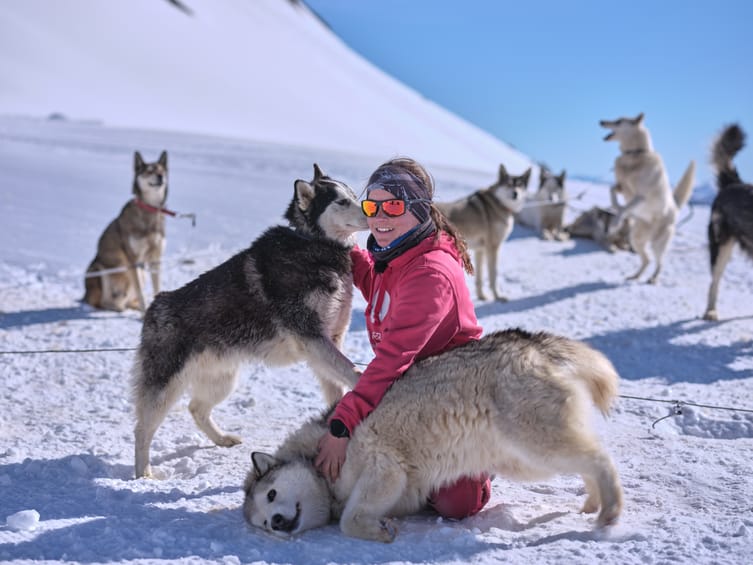 Charlotte à Glacier 3000, qui pose avec deux de ses chiens de traîneau