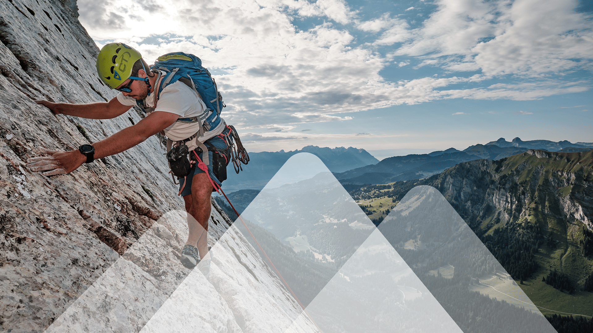 Homme qui grimpe une paroi rocheuse, le Miroir d'Argentine, dans les Alpes vaudoises, en fin de journée