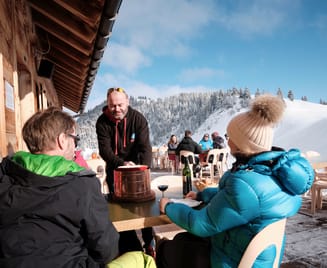 Buvette de Rubloz_ Kunde auf der Terrasse - Winter - Pays-d'Enhaut - Visualps.ch