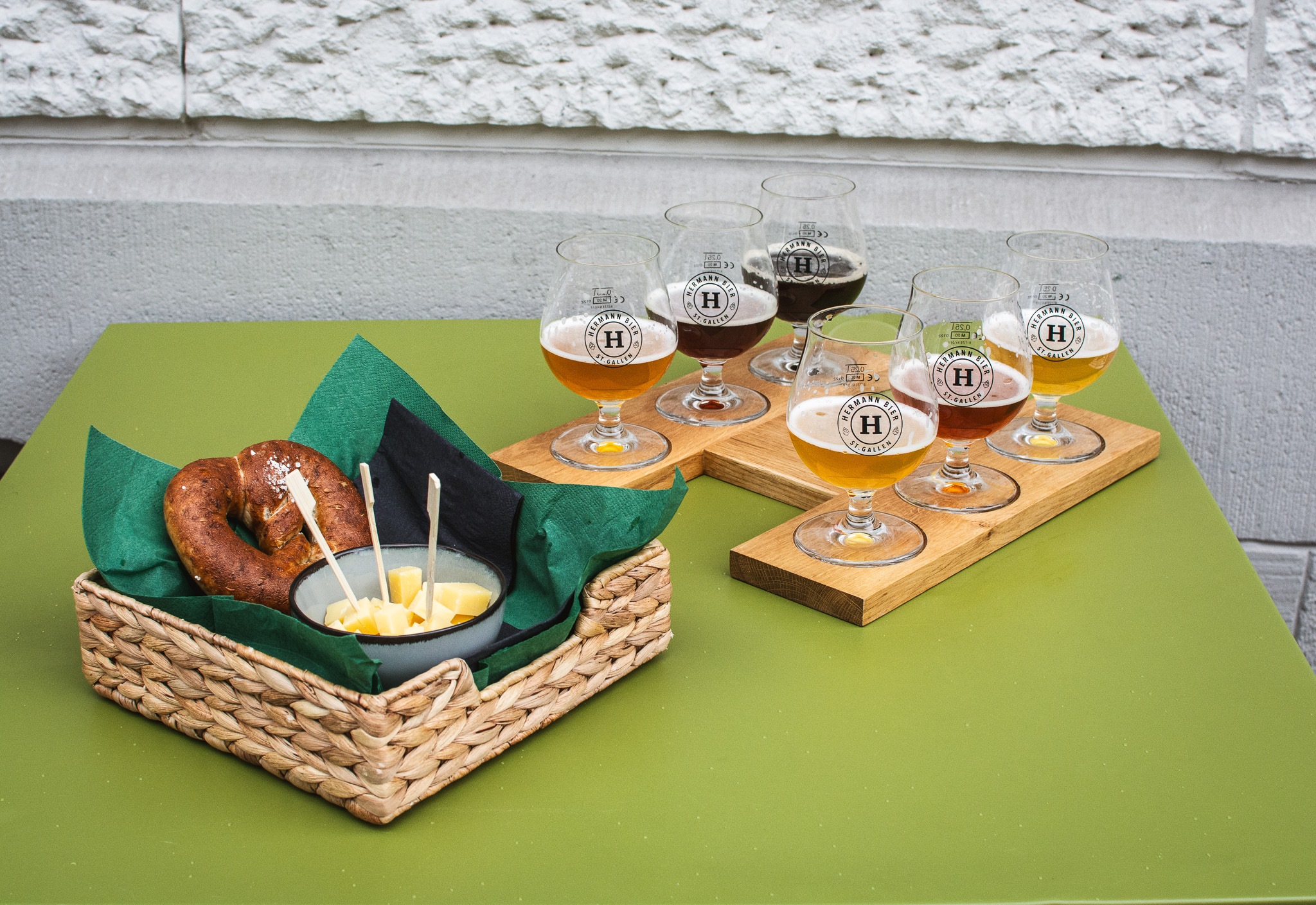 Dégustation de bière chez Hermann Bier : six bières différentes avec fromage et bretzel au marc de raisin