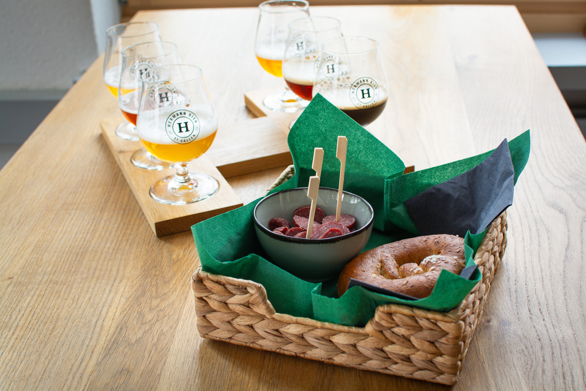 Dégustation de bière chez Hermann Bier : six bières différentes avec saucisse et bretzel au marc de raisin