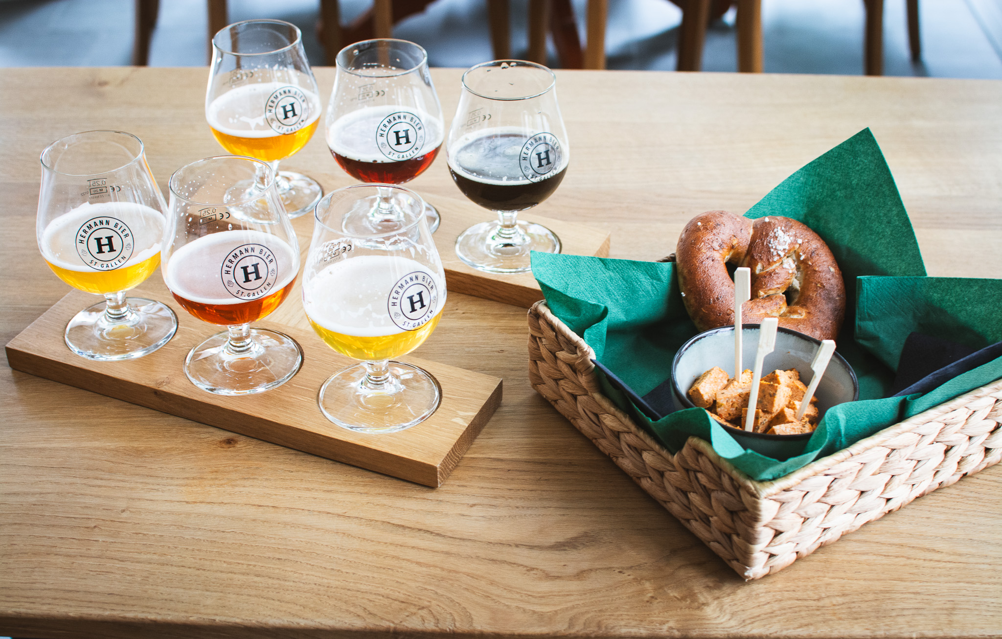 Dégustation de bière chez Hermann Bier : six bières différentes avec tofu et bretzel de drêches