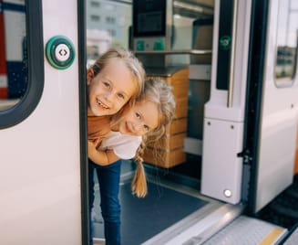 Zwei Mädchen schauen aus dem Zug