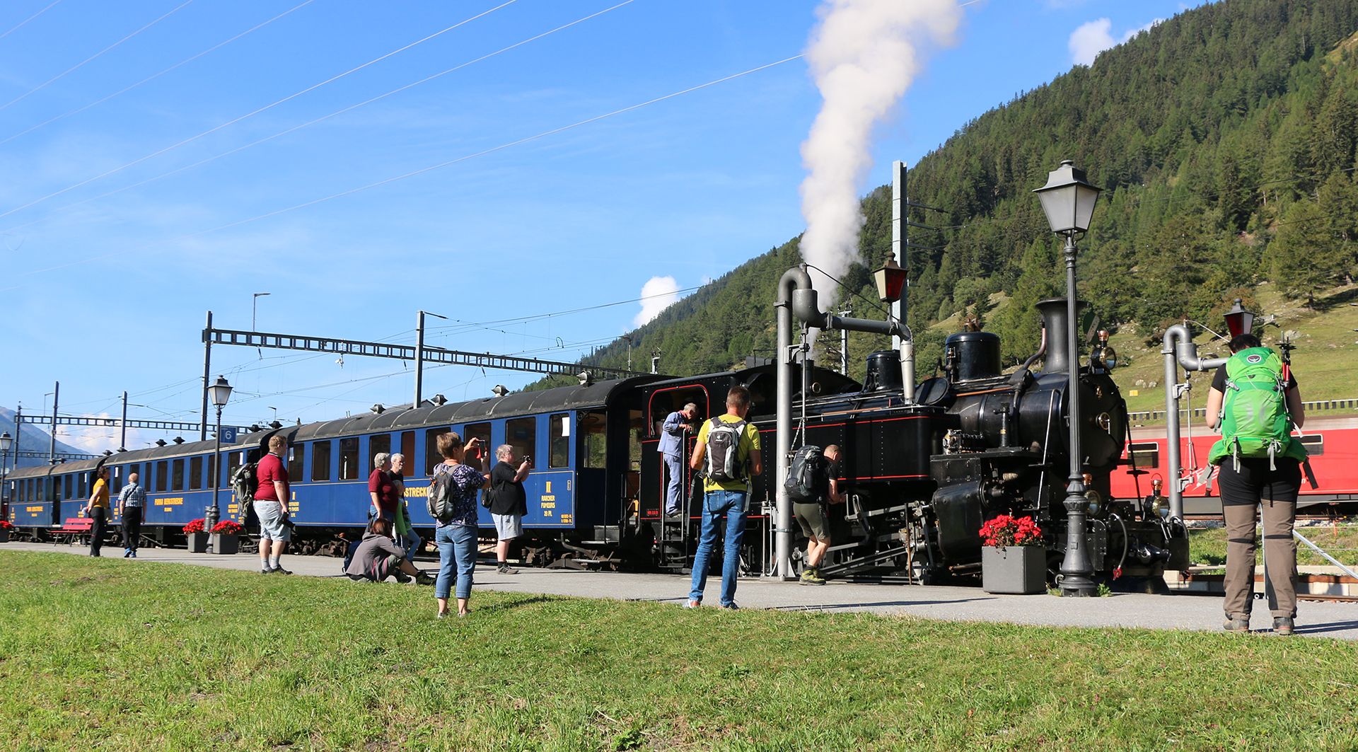 DFB Bahnhof Oberwald Lok 4 blauer Zug