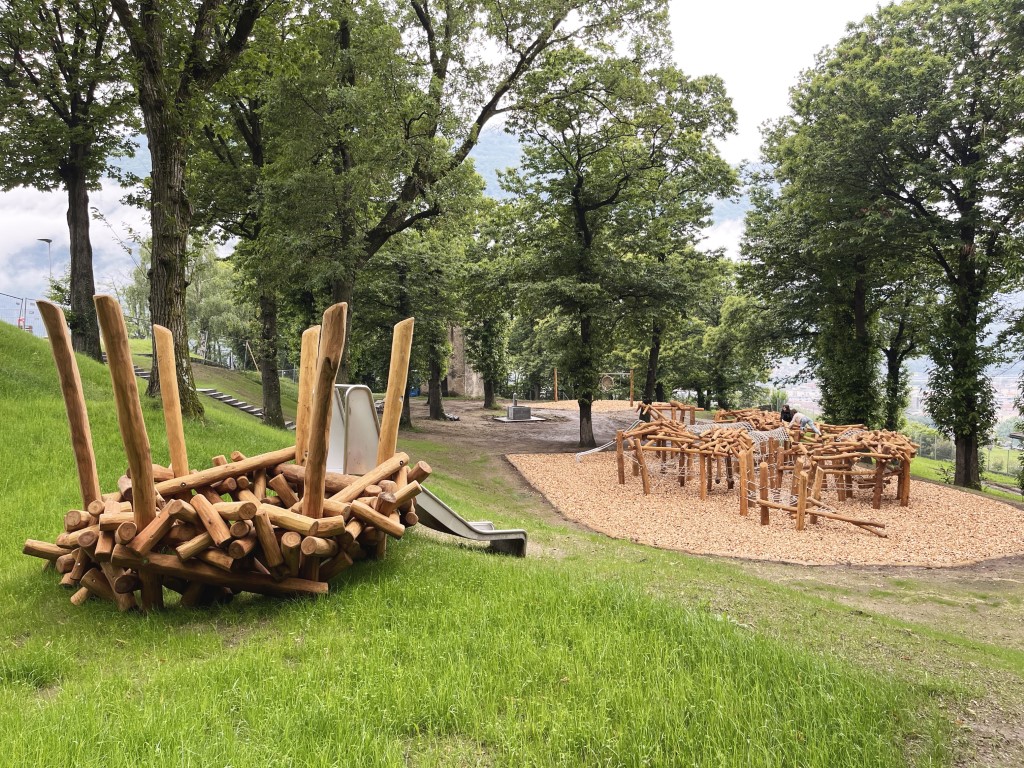 Schloss_Montebello_Spielplatz_neu.jpg