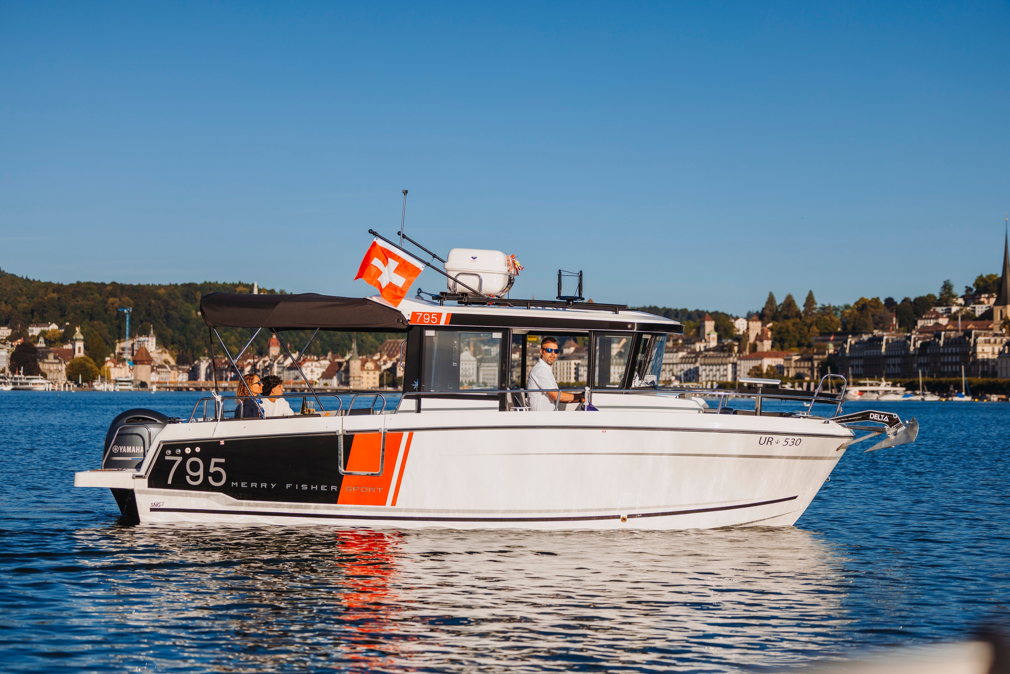 Jeanneau Merry Fisher 795 während einer privaten Bootstour auf dem Vierwaldstättersee