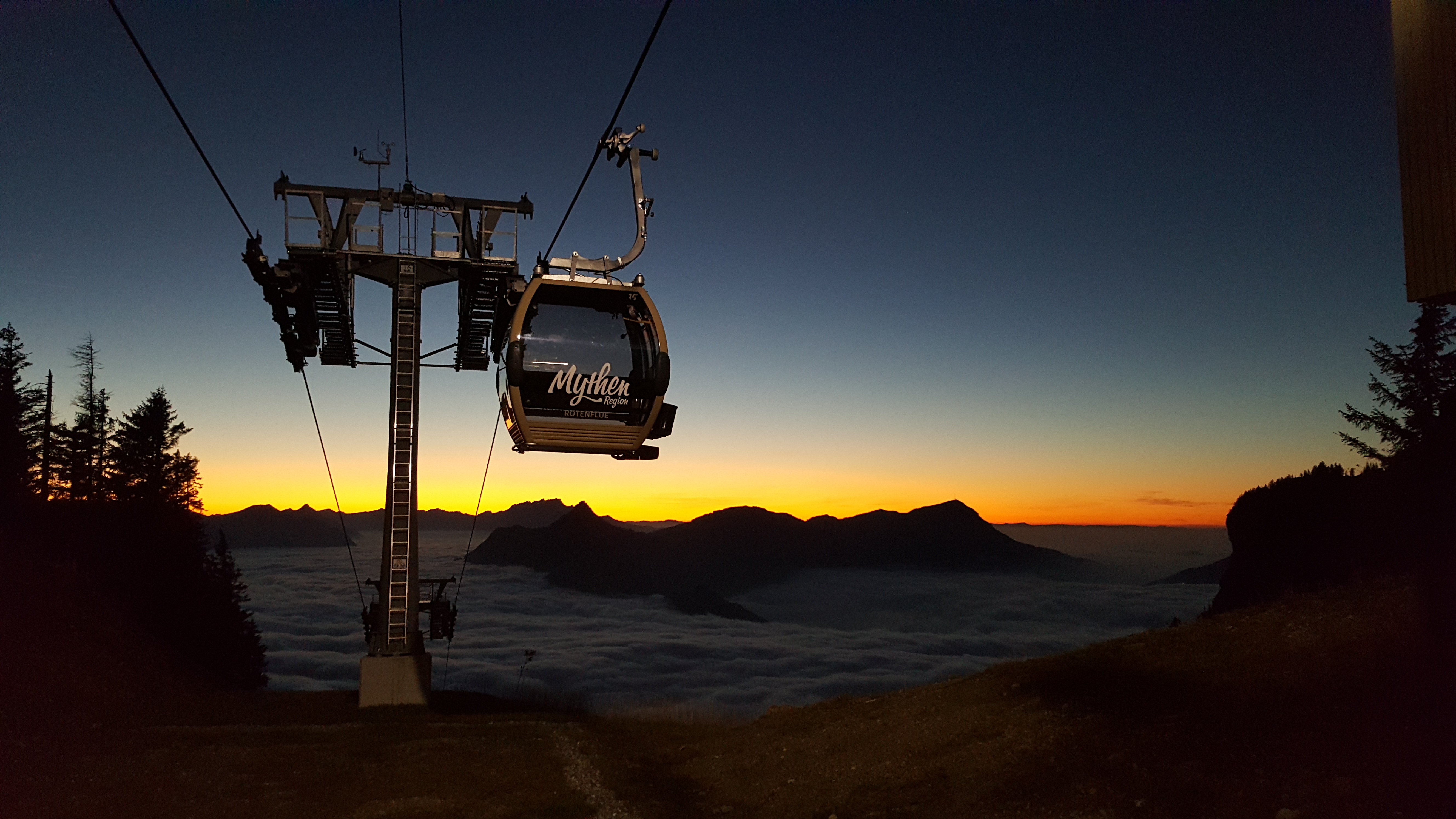 mys-Rotenfluebahn Mythenregion AG-Rotenfluebahn Mythenregion AG - Gondel_Nebelmeer_Abend.jpg