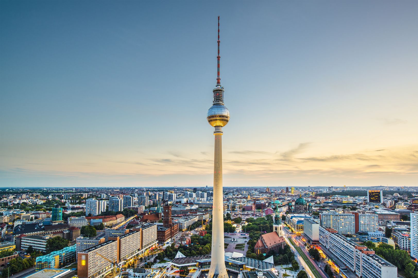 Fernsehturm von Berlin mit blauem Himmel