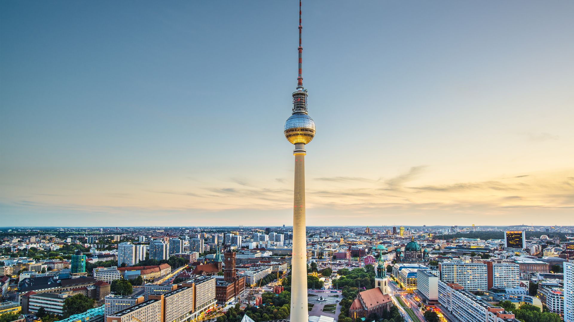 Fernsehturm von Berlin mit blauem Himmel