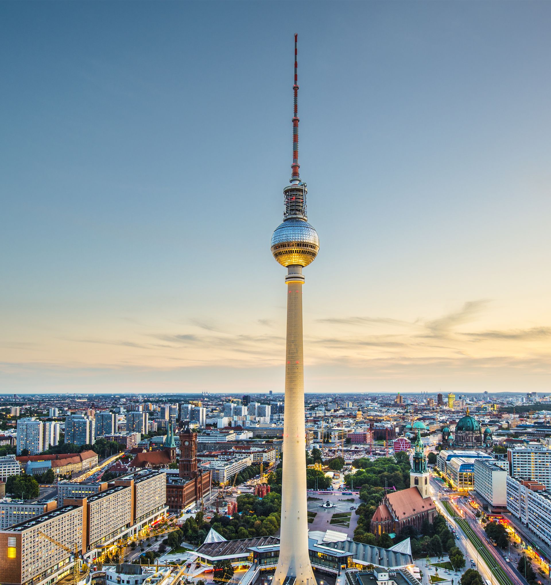 Fernsehturm von Berlin mit blauem Himmel