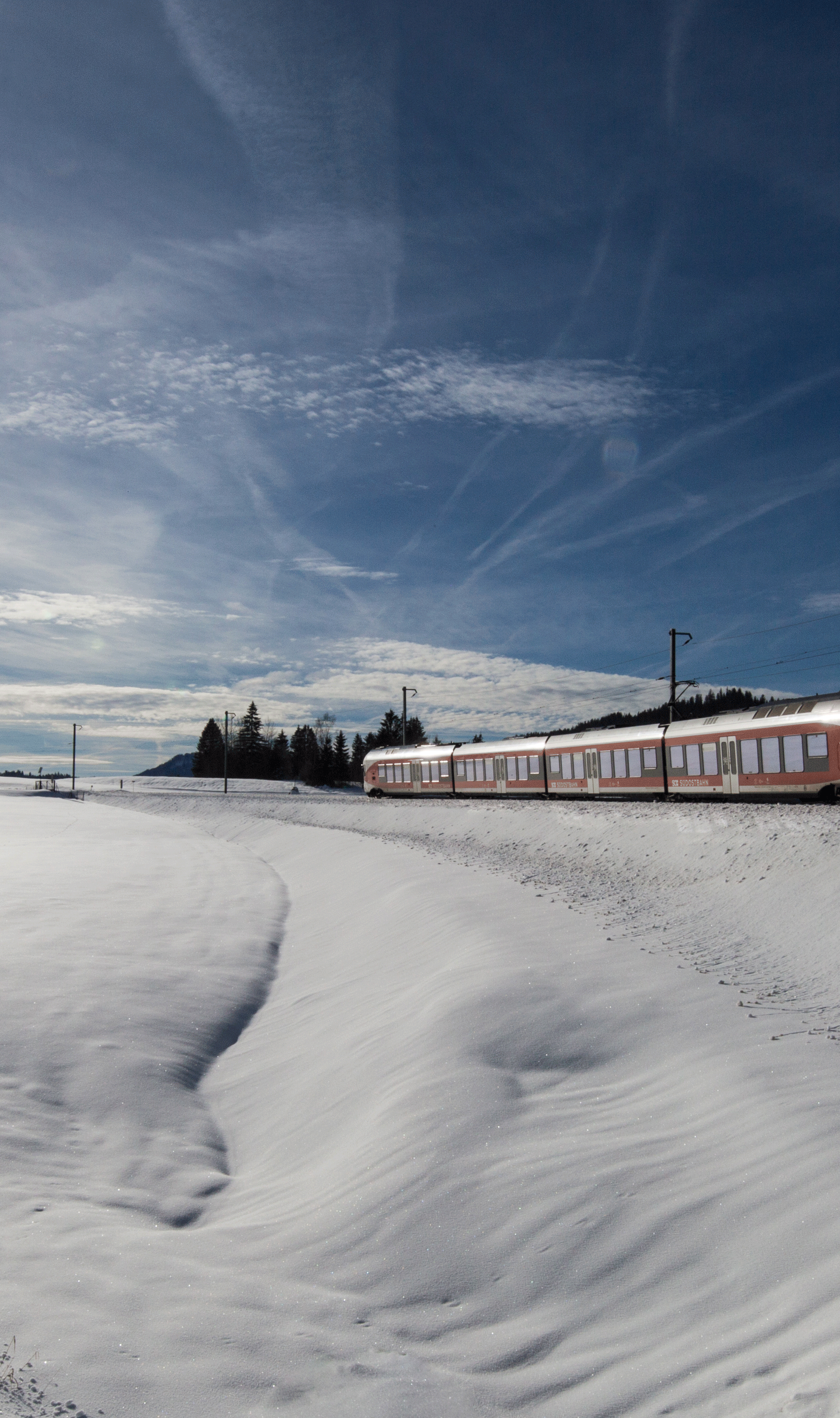 Die S6 S-Bahn auf der Fahrt durch Biberbrugg – SOB Eine S-Bahn fährt durch die winterliche Landschaft bei Biberbrugg