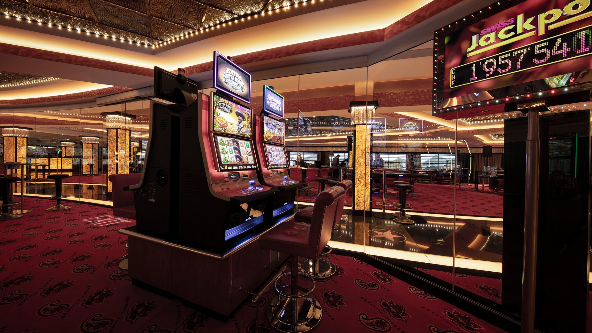 Casino St. Gallen mit modernen Spielautomaten, elegantem Ambiente und dem Swiss Jackpot im stilvollen Spielsaal