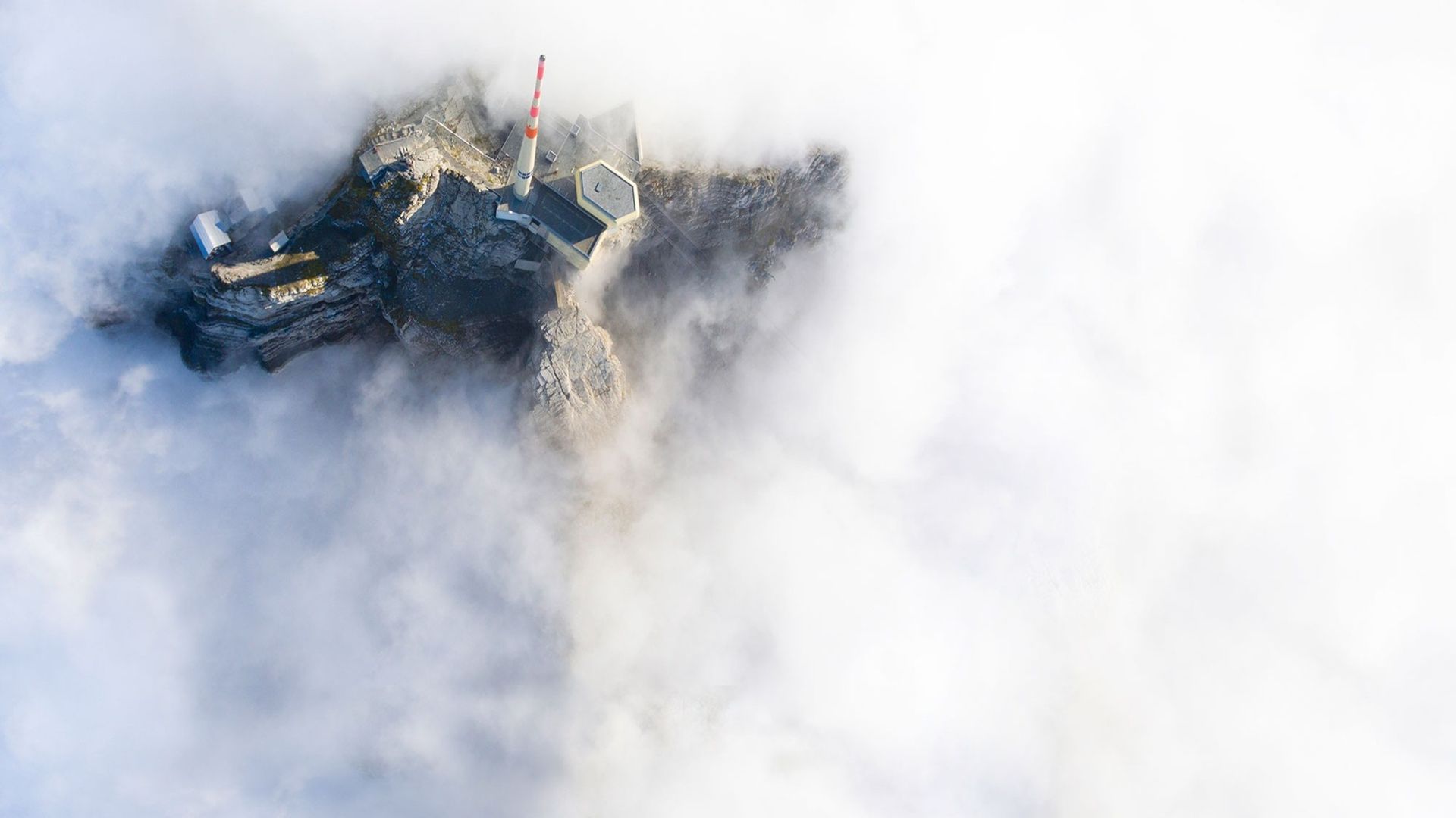Luftaufnahme von einer Bergspitze mit Nebel
