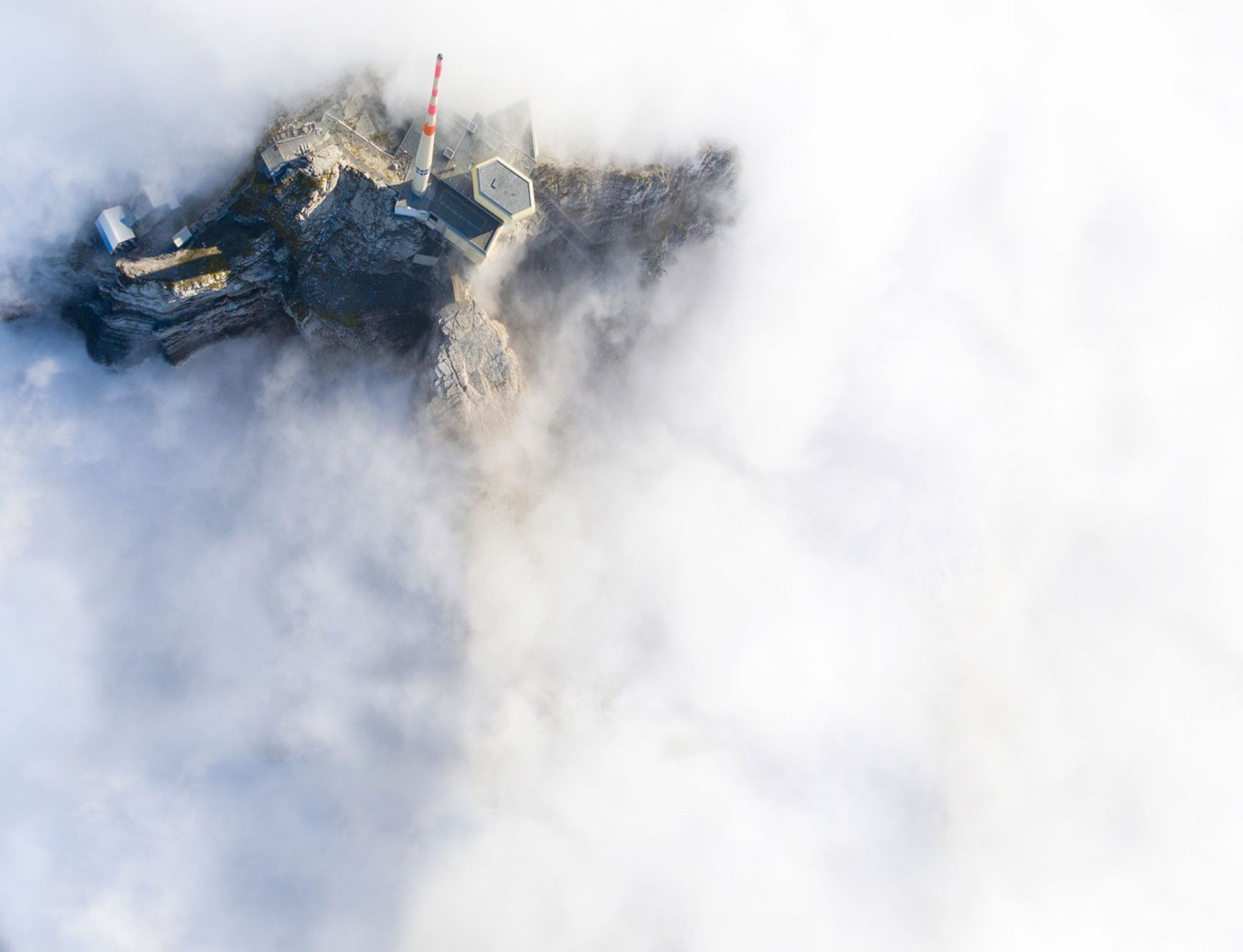 Luftaufnahme von einer Bergspitze mit Nebel