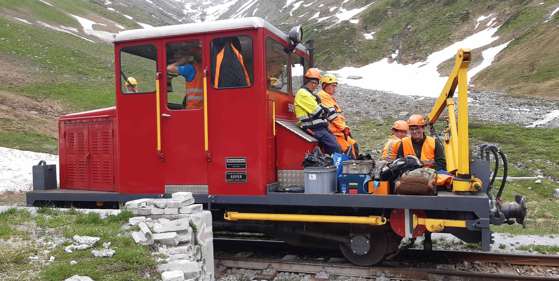 Arbeitszug_bereit _zur _Einfahrt_in_Tunnel.jpg