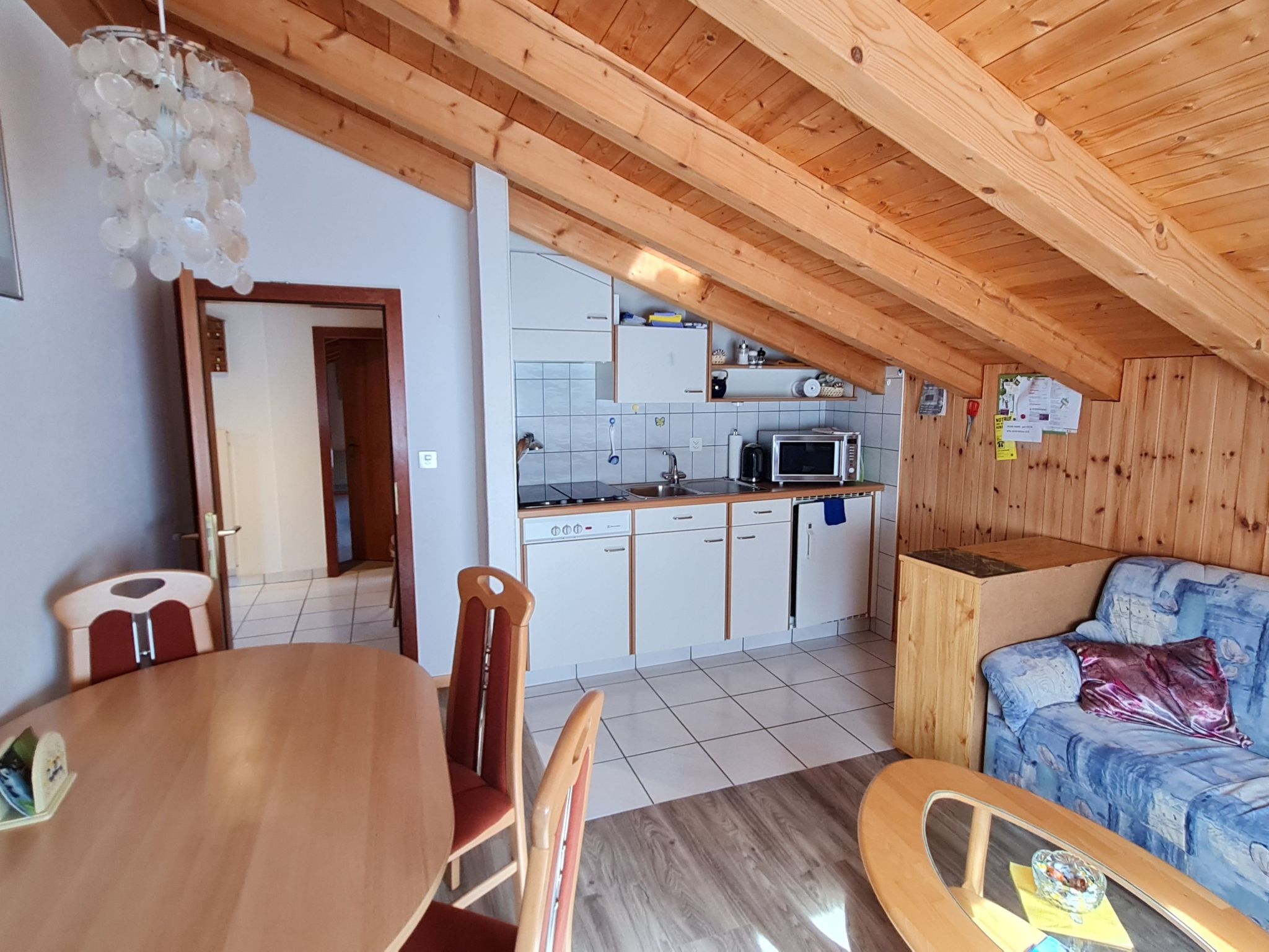 interhome-Chalet Haus (bei Einfahrt grosser Nussbaum )