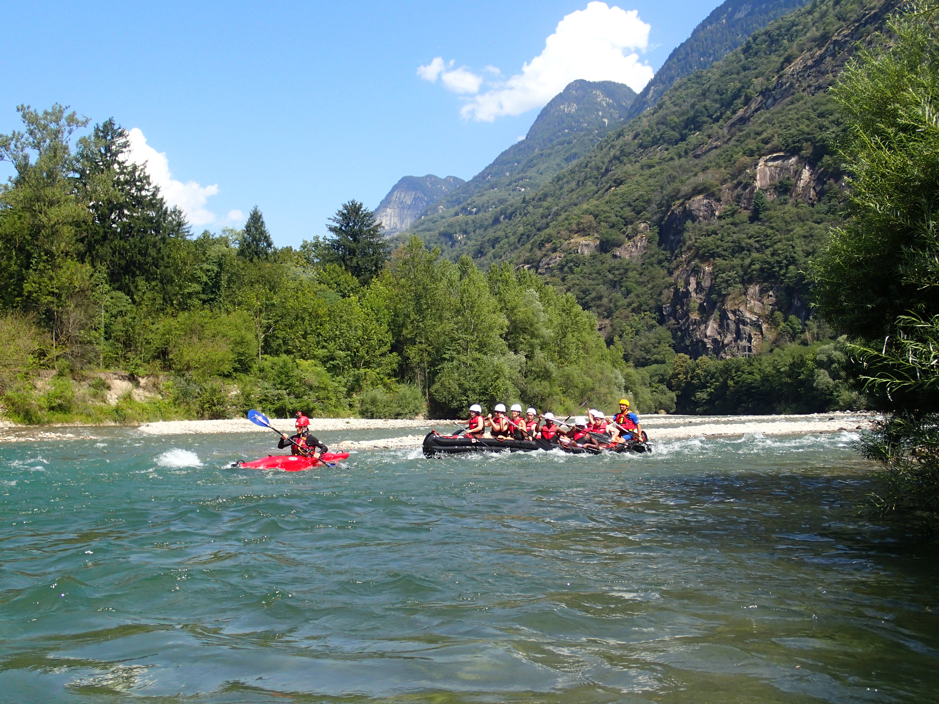 mys-Kanu Tour auf dem Fiume Ticino-purelements CH Sagl (Canyoning) - Mega canoa