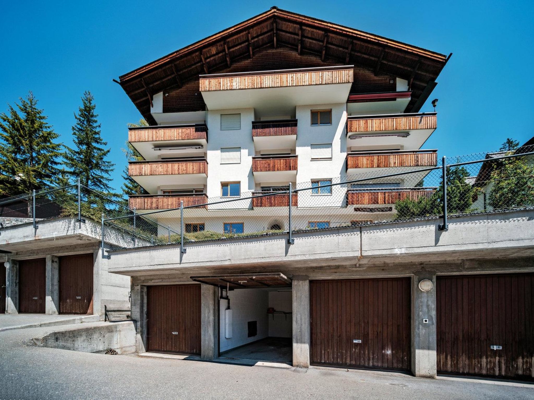 interhome-Casa Dschember 11 Appartement/Fewo, Bad, WC, 8-Bettwohnung