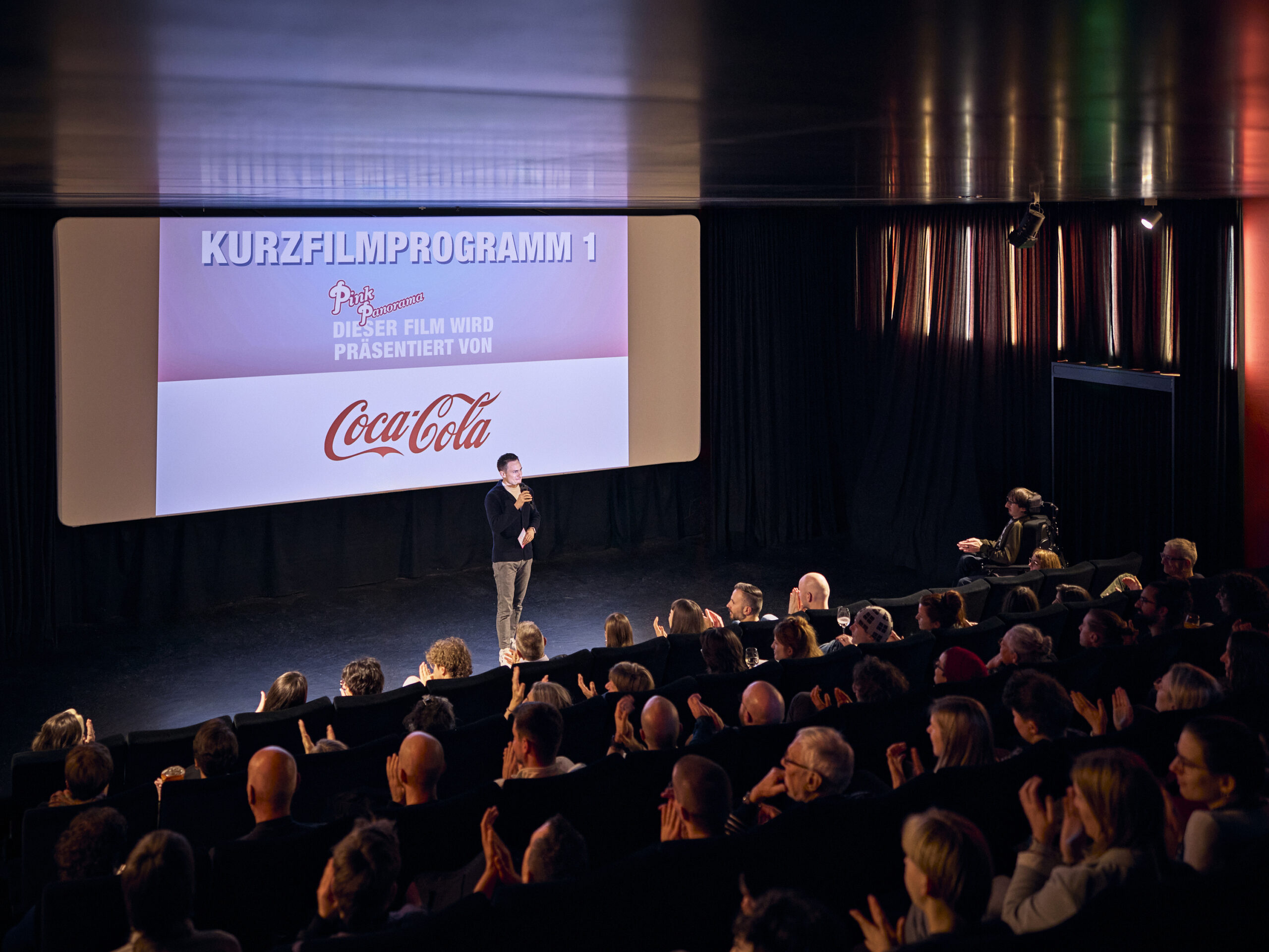 Kinoraum im Pinkpanorama mit einer Leihnwand und vielen Leuten im Kinosaal. 
