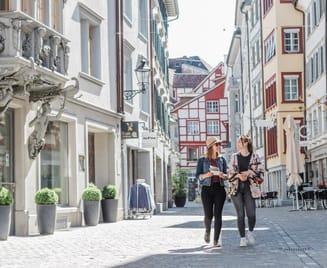 Die St.Galler Altstadt mit dem als UNESCO Weltkulturerbe ausgezeichneten Stiftsbezirk überrascht mit gemütlichen Restaurants und idyllischen Parkanlagen und Shopping-Meilen.