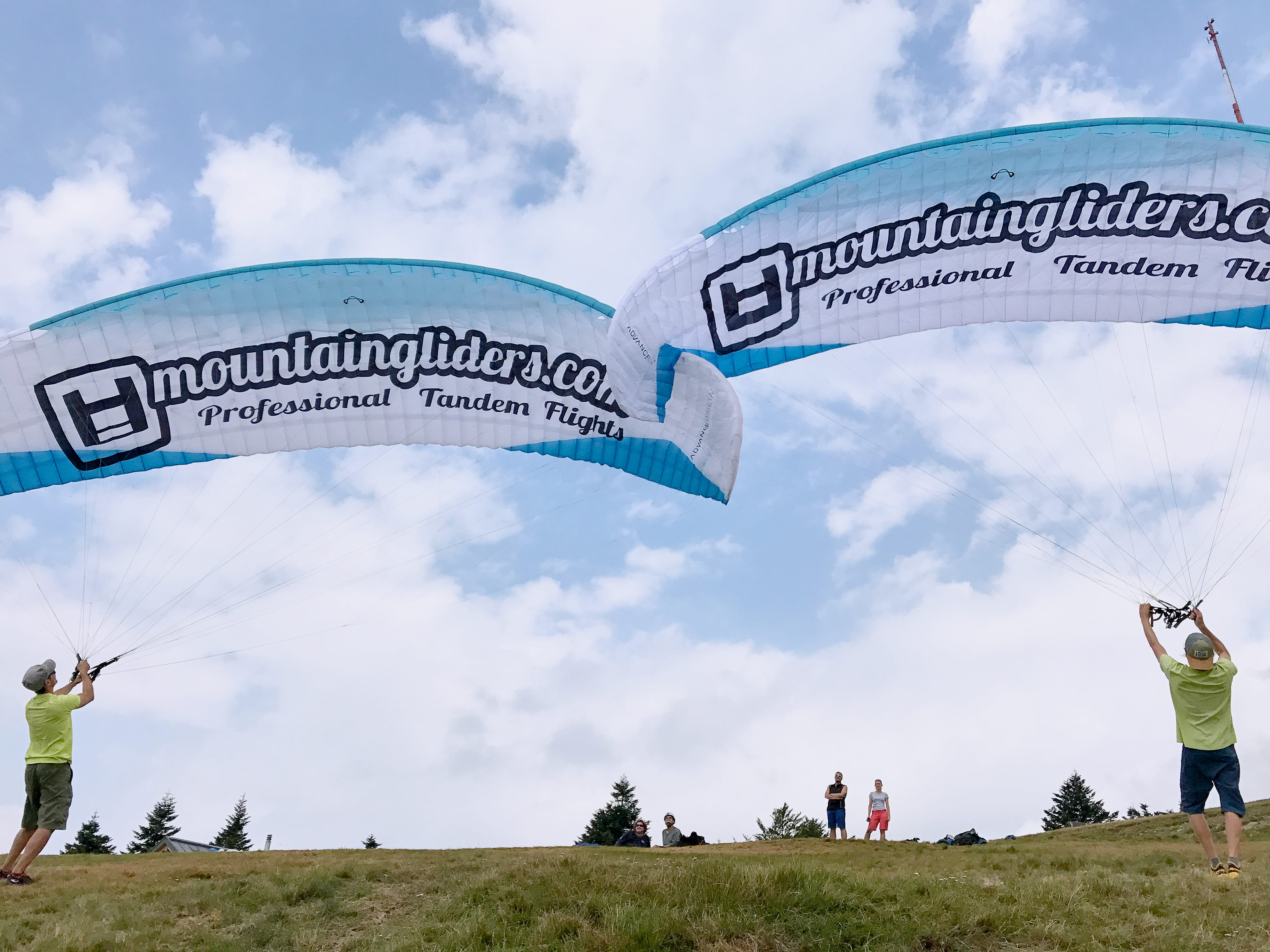 Gleitschirmstartplatz in Cimetta 1670m. Unsere Piloten haben es im Griff.