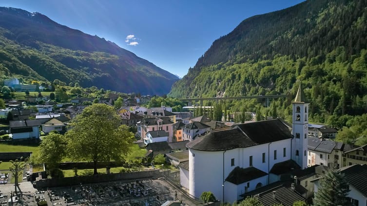 Dorf Faido mit Treni Gottardo erreichbar