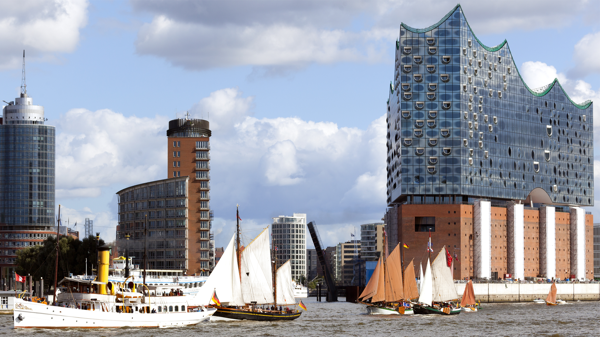 Das Hamburger Elbphilharmonie umgeben von Segelschiffen