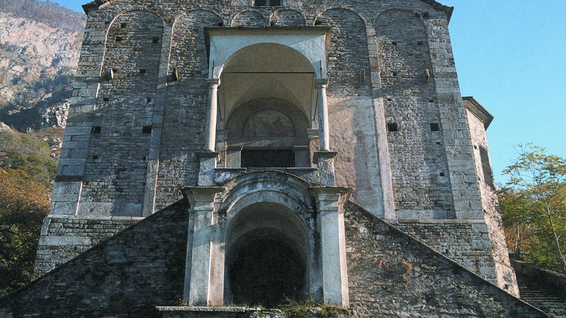 romanische Kirche «Santi Pietro e Paolo» in Biasca