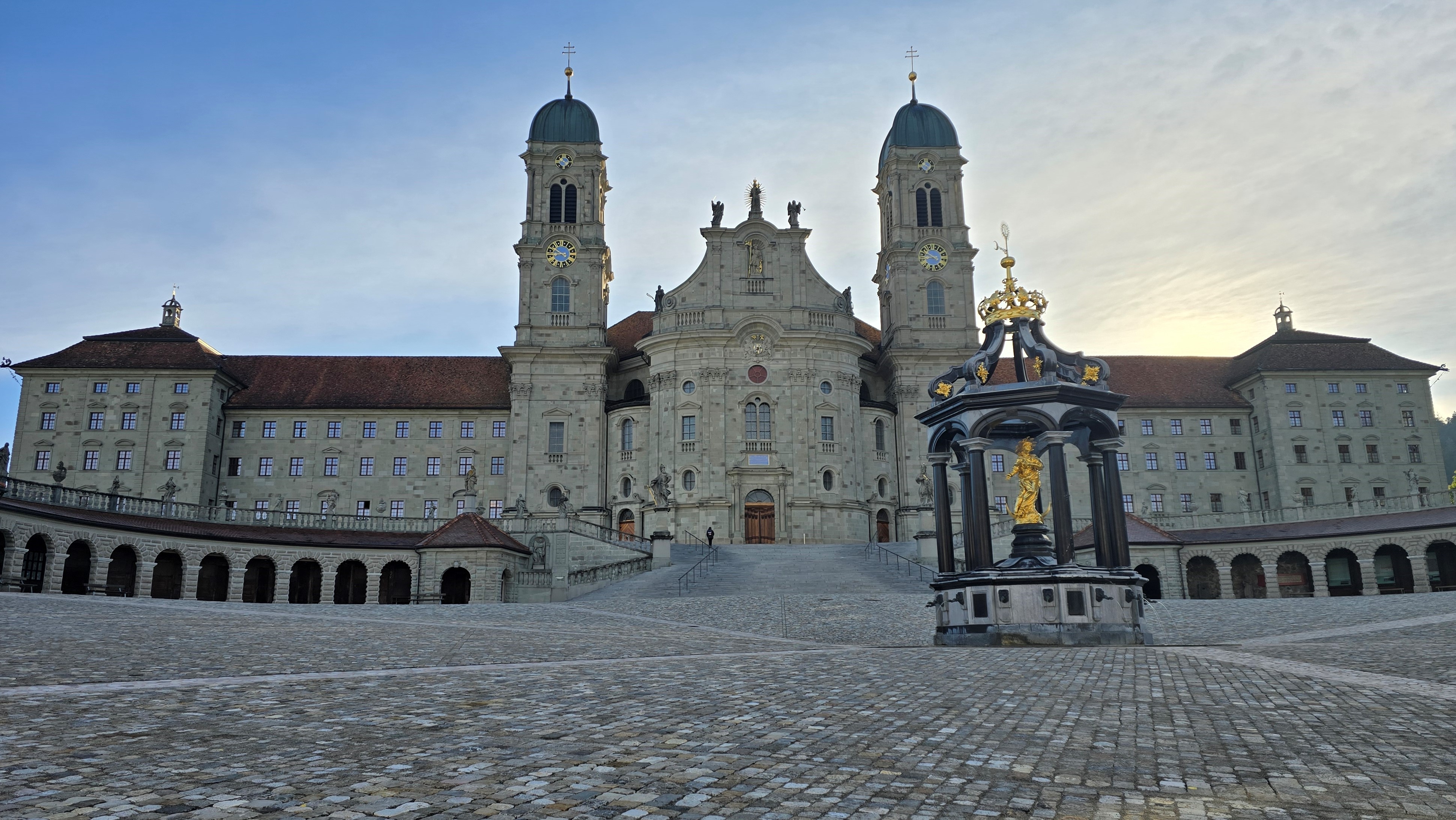 Blick auf grossen Platz und das Klostergebäude mit Türmen in Einsiedeln