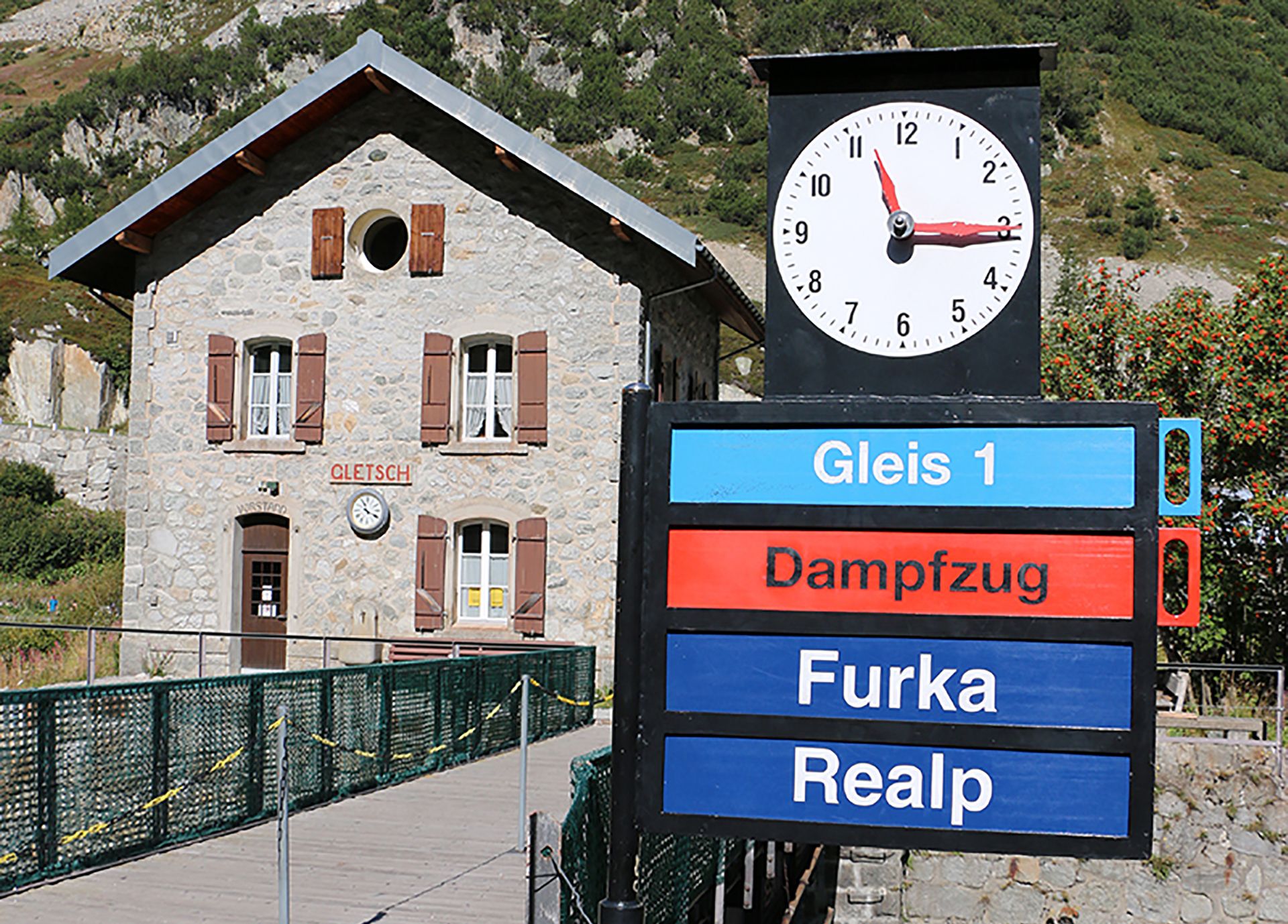DFB Bahnhofgebäude Gletsch mit Abfahrtstafel