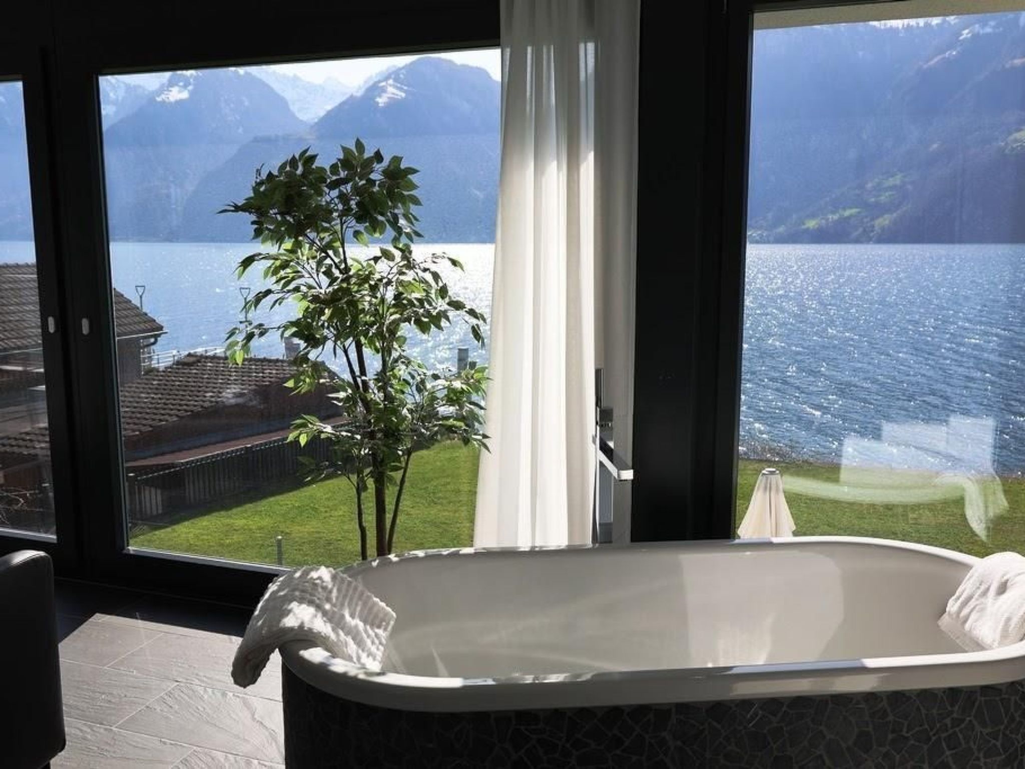 interhome-Ferienvilla am See 1