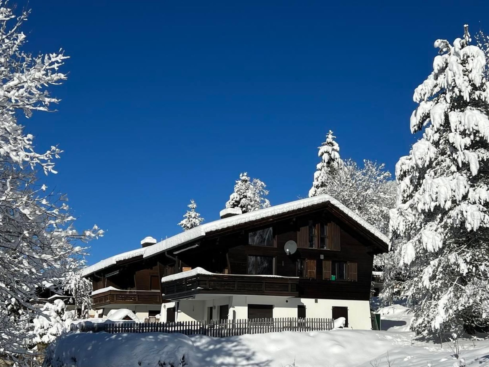 interhome-Berg-Ferienwohnung  im Chalet  Zirbeli